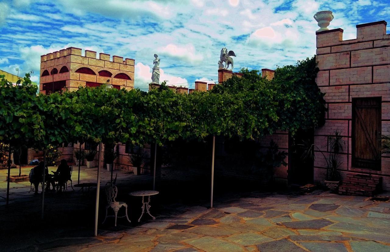 Pousada Al Castello Di Giulietta E Romeo Pirenopolis Ngoại thất bức ảnh